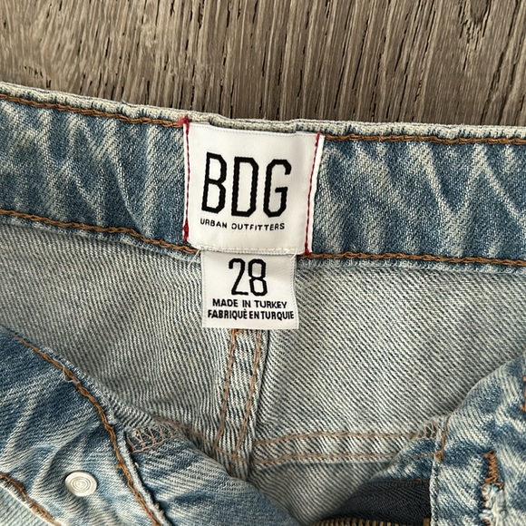 Urban Outfitters Light Wash Ripped Jeans - size 28 - Picture 2 of 4